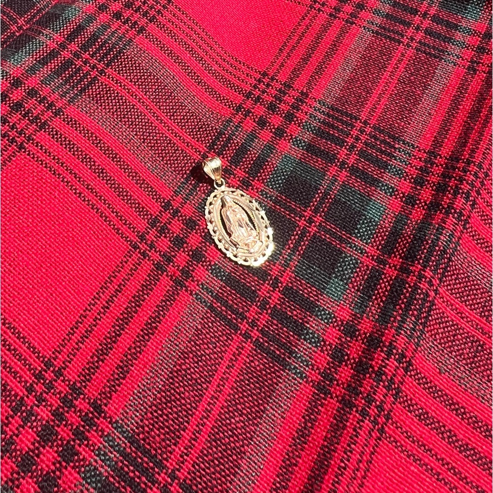 This is a well taken care of Virgin Mary pendant ♥️
REAL GOLD 100%